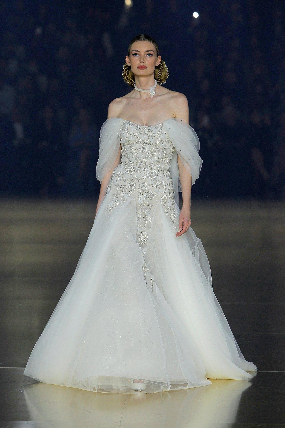 Vestido Atelier Pronovias 2023 con escote de hombros caídos y pedrería