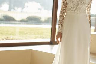 vestidos de novia para mujeres maduras: con escote en pico hombreras y cuerpo de encaje