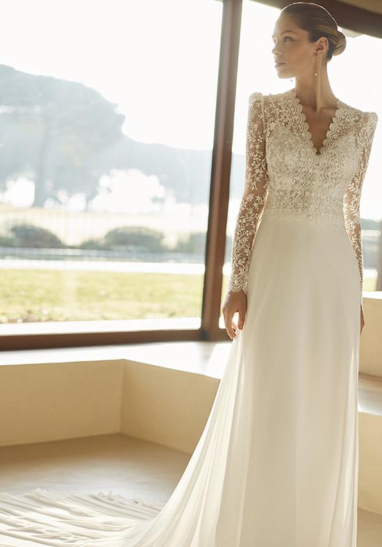 vestidos de novia para mujeres maduras: con escote en pico hombreras y cuerpo de encaje