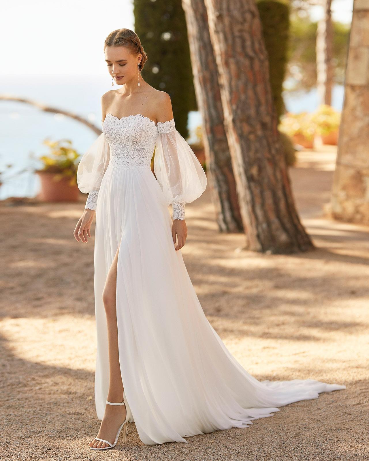 vestido de novia etéreo con abertura en la falda, escote corazón de encaje y mangas desmontables abullonadas