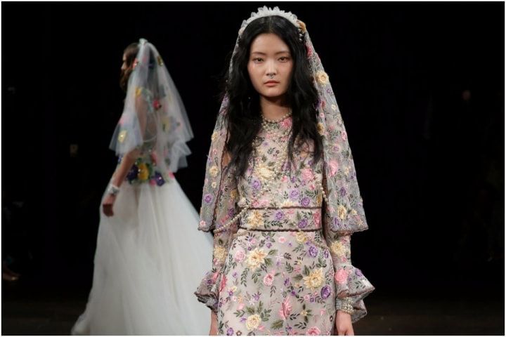 Naeem Khan 2018: vestidos de novia en un juego de encajes y volúmenes