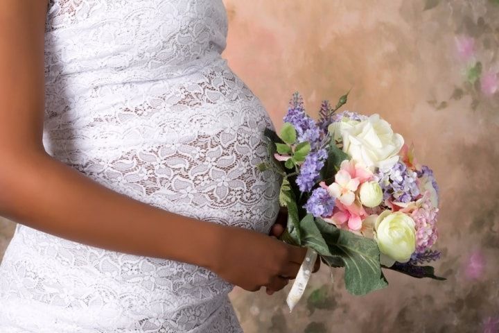 33 vestidos para novias embarazadas en todos los estilos
