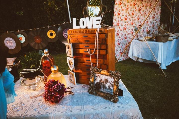 Letras formando la palabra Love en un rincón decorativo el día de la boda