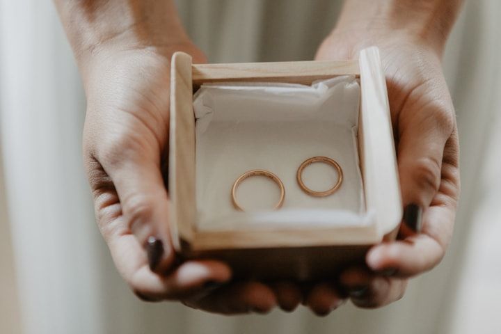 En qué mano van los anillos de matrimonio?