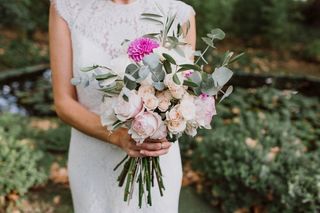 Ramo de novia con flores silvestres con estética romántica