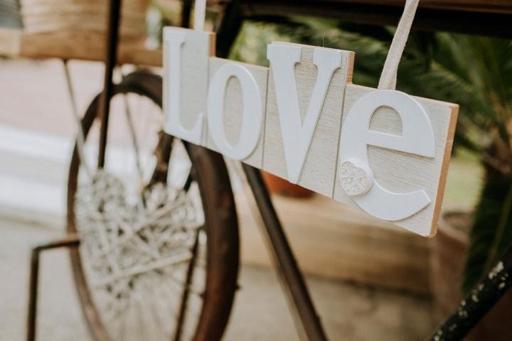 Cartel de madera el día de la boda en el que puede leerse la palabra Love