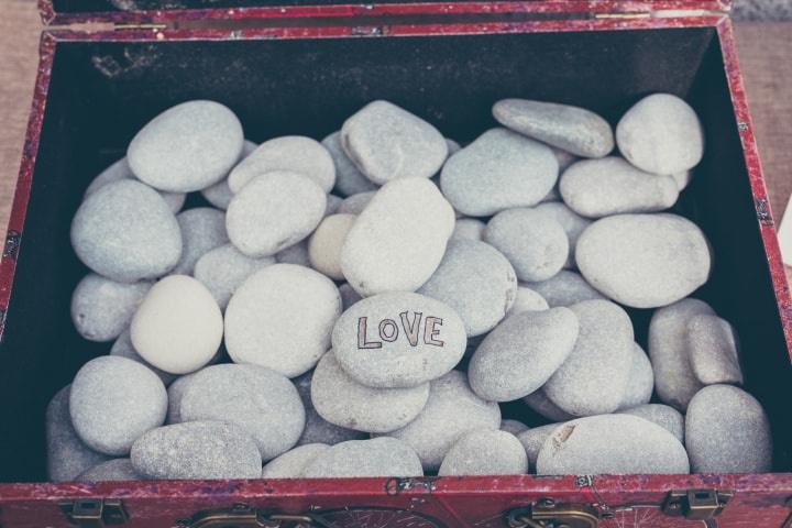 Piedra con la palabra Love el día de la boda