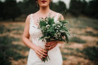 Ramo de novia con flores silvestres verdes