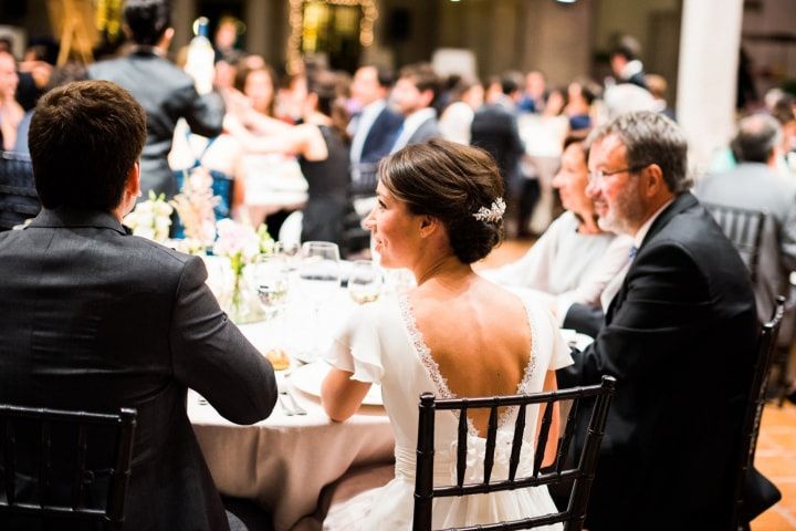 ¿A quién sentar en la mesa de los novios?