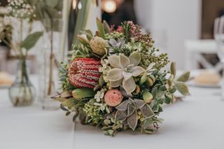 ramo de novia con plantas crasas y protea