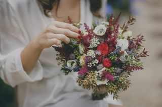 Ramo de novia silvestre con flores de colores