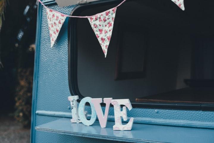 Letras decoradas en las que puede leerse la palabra Love el día de la boda