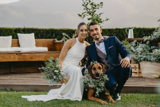 Perros bodas: recién casados posan felices con su perro en medio de ellos