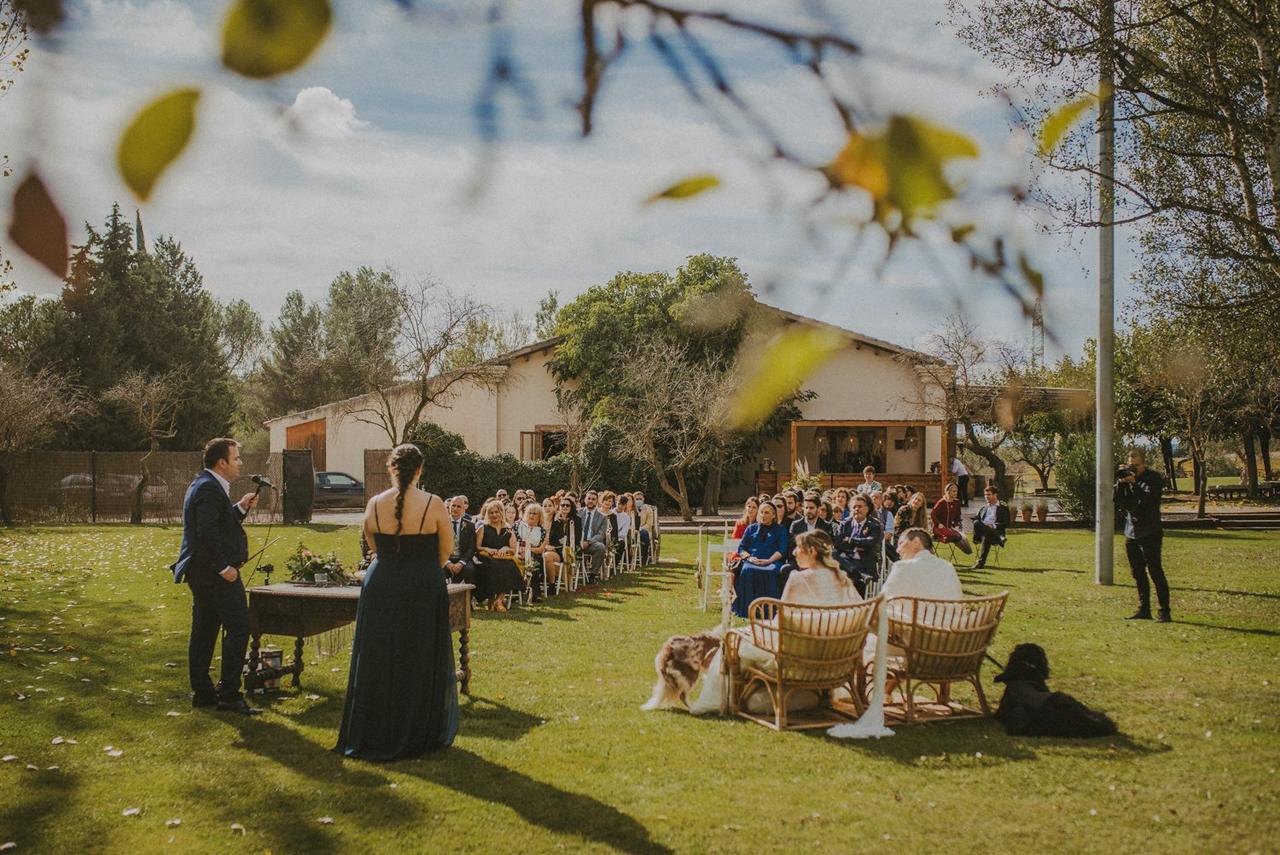 Ceremonia de boda civil en un exterior
