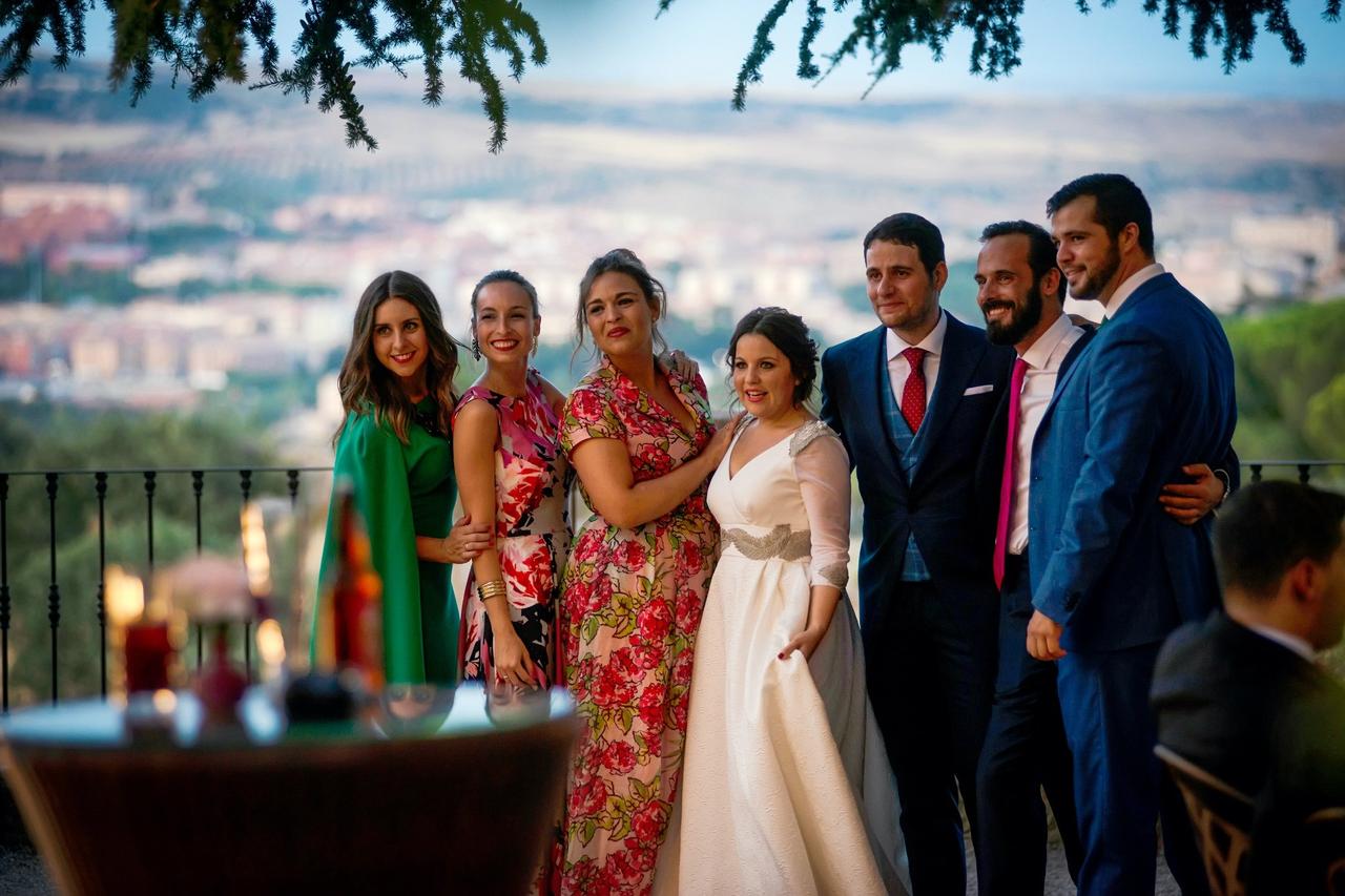 Pareja de recién casados rodeados de algunos de sus familiares y amigos el día de la boda