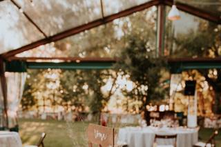 Color del Año 2025 Pantone: banquete de boda bajo una carpa con elementos en Mocha Mousse