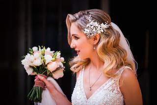 Peinados novia pelo suelto con ondas muy marcadas y tocado floral lateral