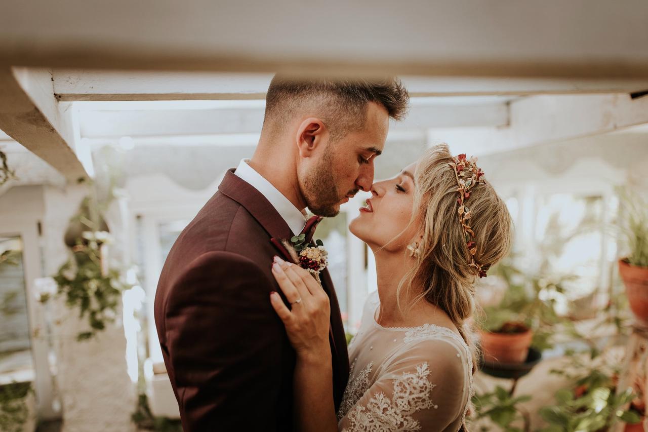 Color Pantone 2025: pareja de recién casados en actitud cariñosa con vestido de novia en blanco y traje de novio en Mocha Mousse