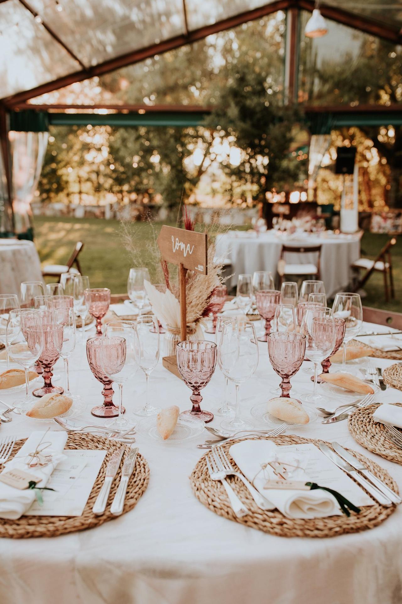 Color del Año 2025 Pantone: banquete de boda bajo una carpa con elementos en Mocha Mousse