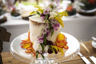 Tarta de boda con diferentes variedades de flores