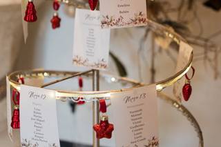 Decoración boda Navidad: abeto metálico con el seating plan