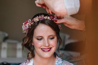 Mujer sonriente con recogido y corona de flores romántica