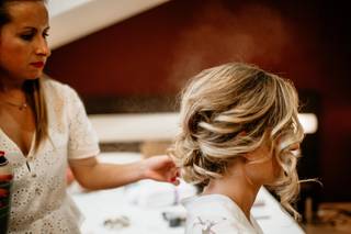 Chica rubia de perfil con el pelo con un recogido informal y algunos mechones sueltos por la parte delantera