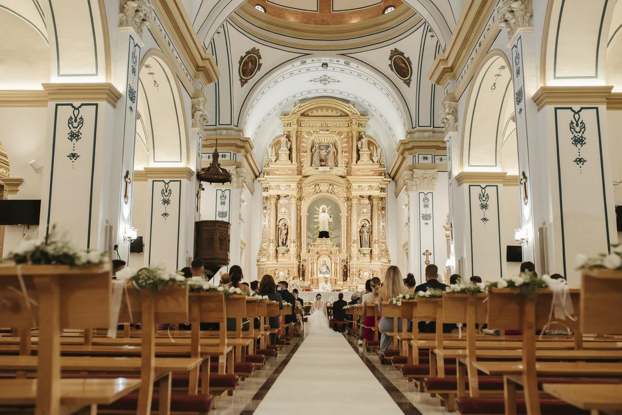 Interior de una iglesia durante la celebración de una boda religiosa católica