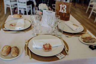 Boda temática Harry Potter: galleta como regalo de boda con las iniciales de Harry Potter