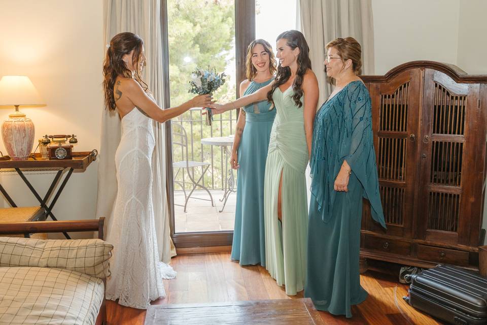 Los vestidos azules para invitadas de boda más elegantes de la temporada