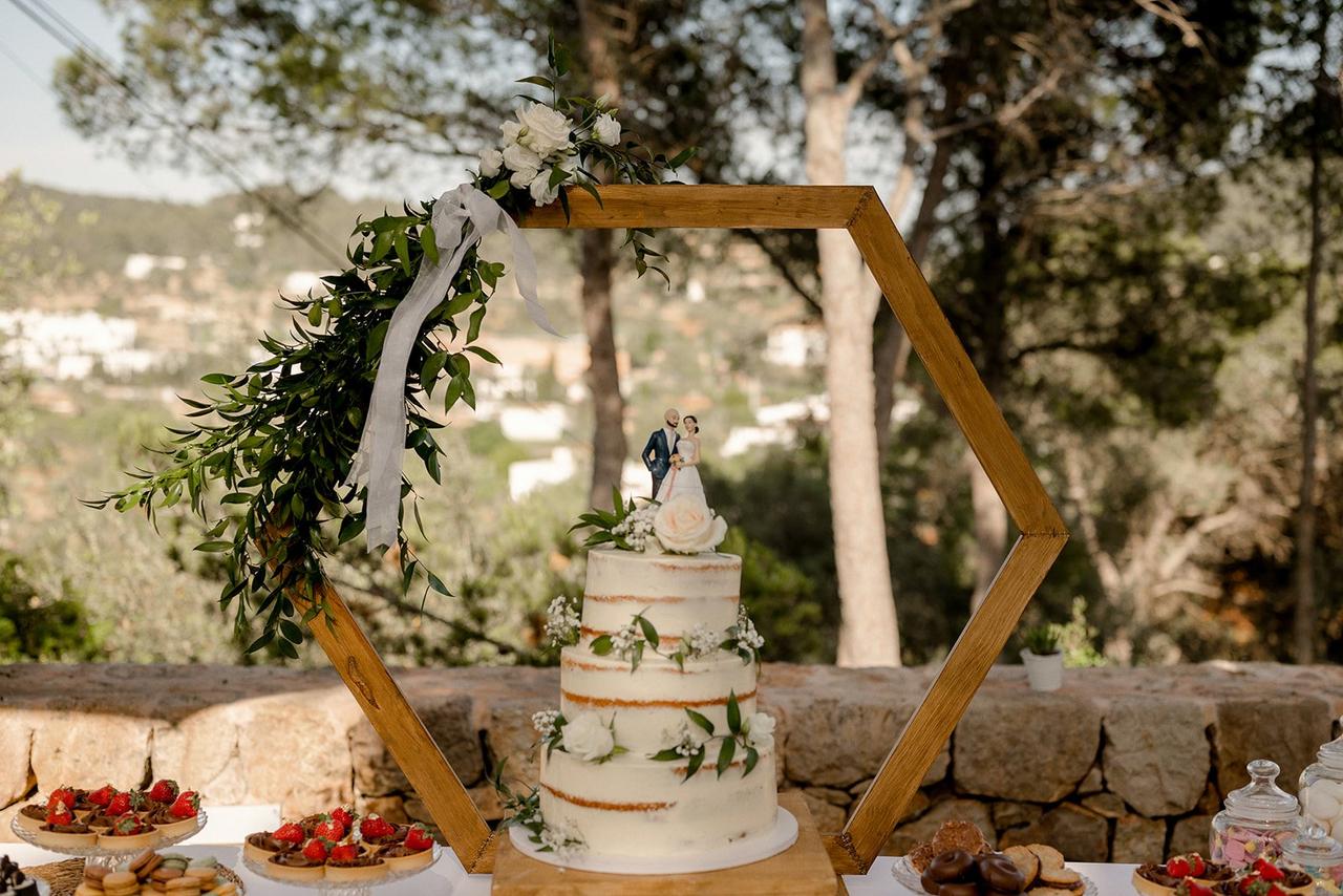 Tarta de boda seminaked cake en el centro de un hexágono de madera