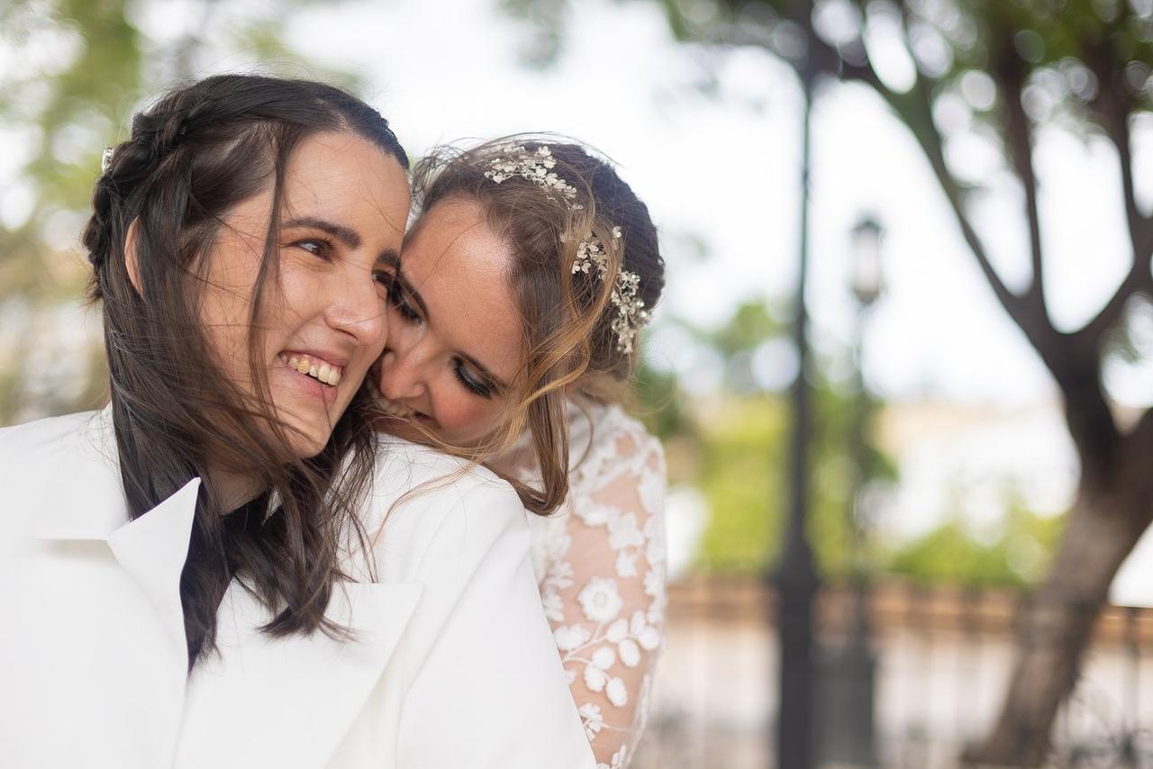 Enamorarse de ti: pareja de dos chicas el día de su boda civil, en una actitud muy cariñosa