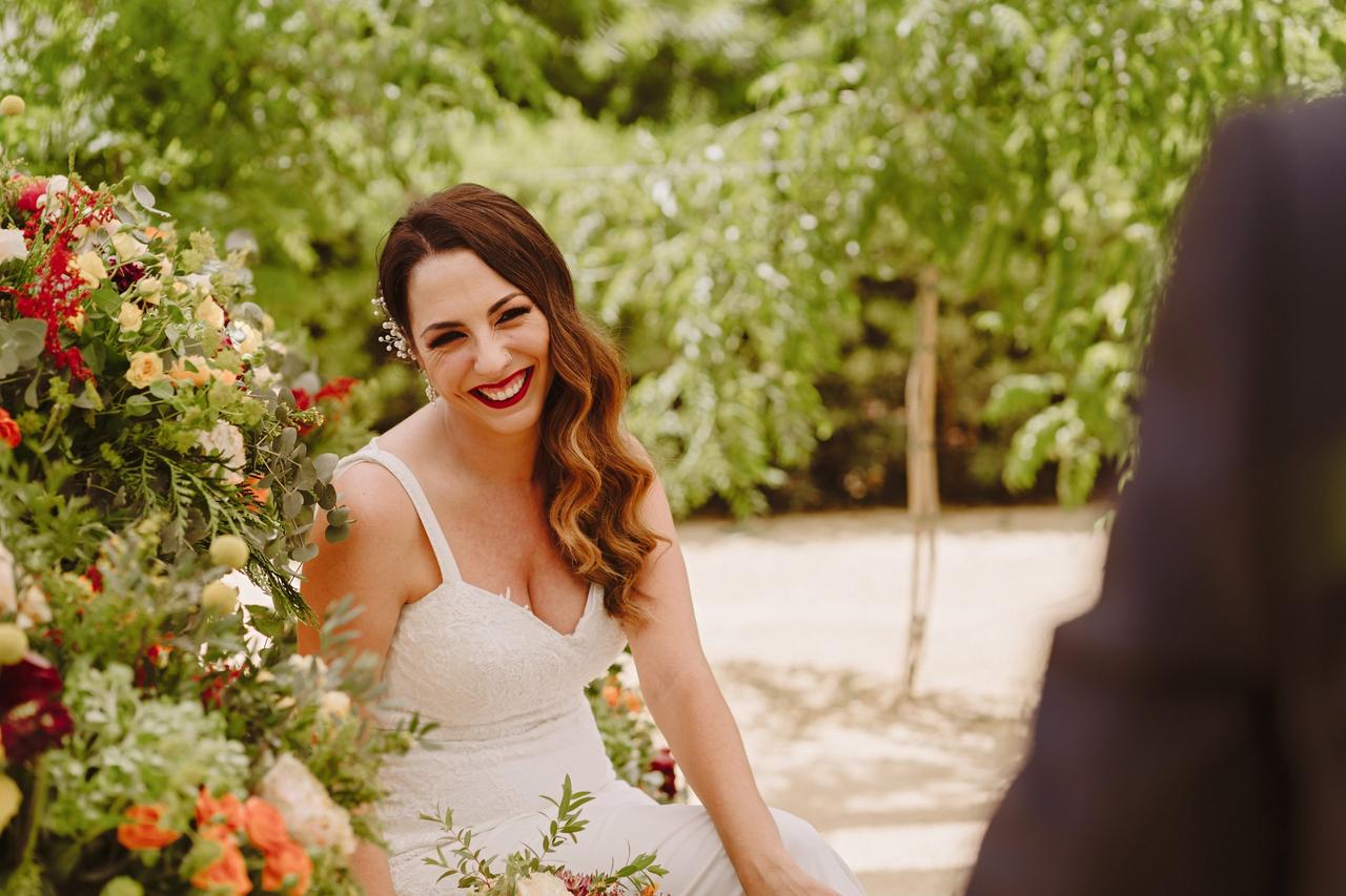 Novia con melena ondulada y ladeada el día de su boda