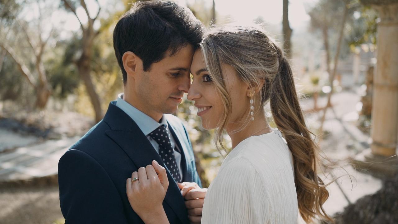 Coletas para bodas: novia con coleta alta y flequillo