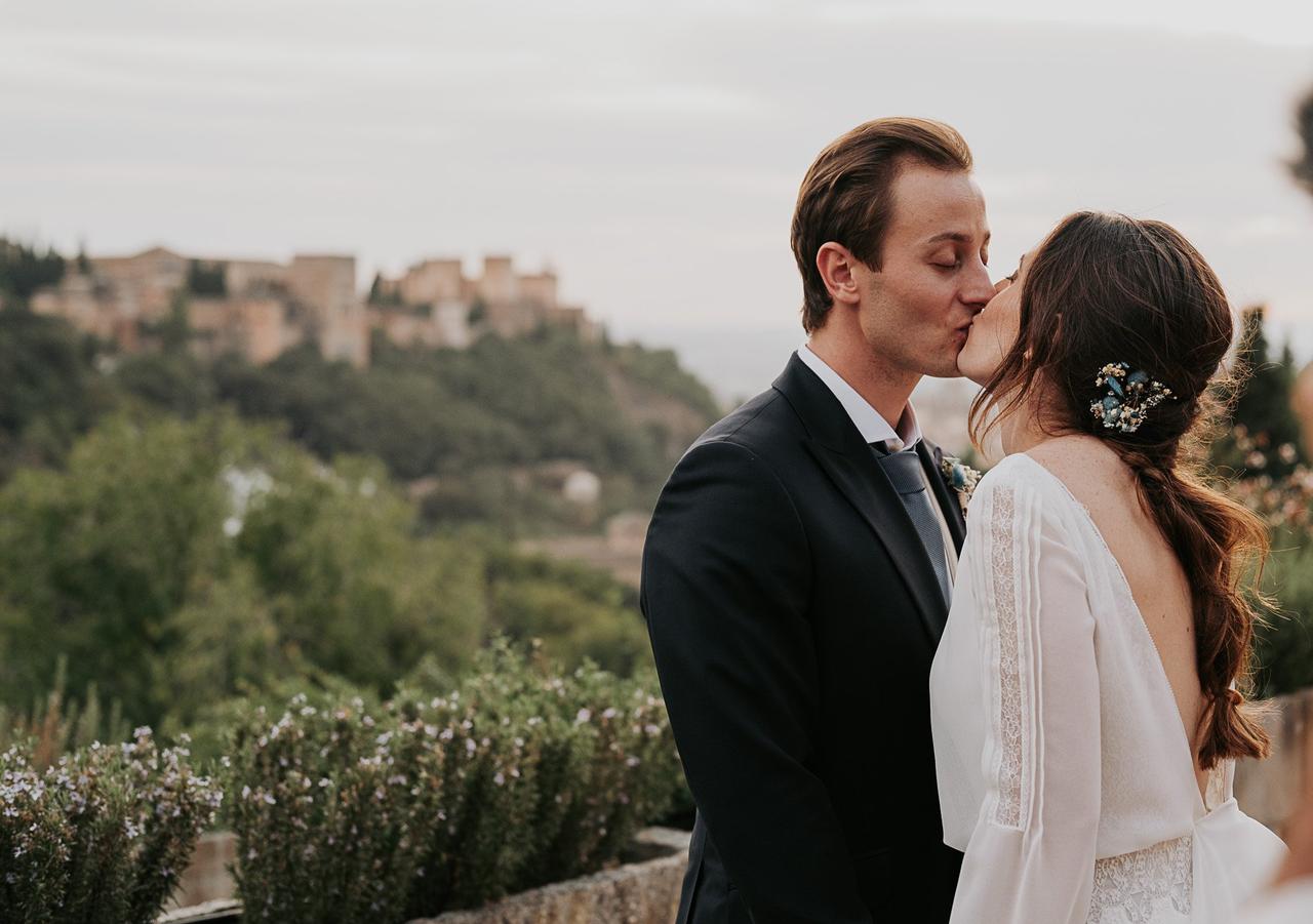 Coletas para bodas: novia con coleta baja con aspecto desenfadado