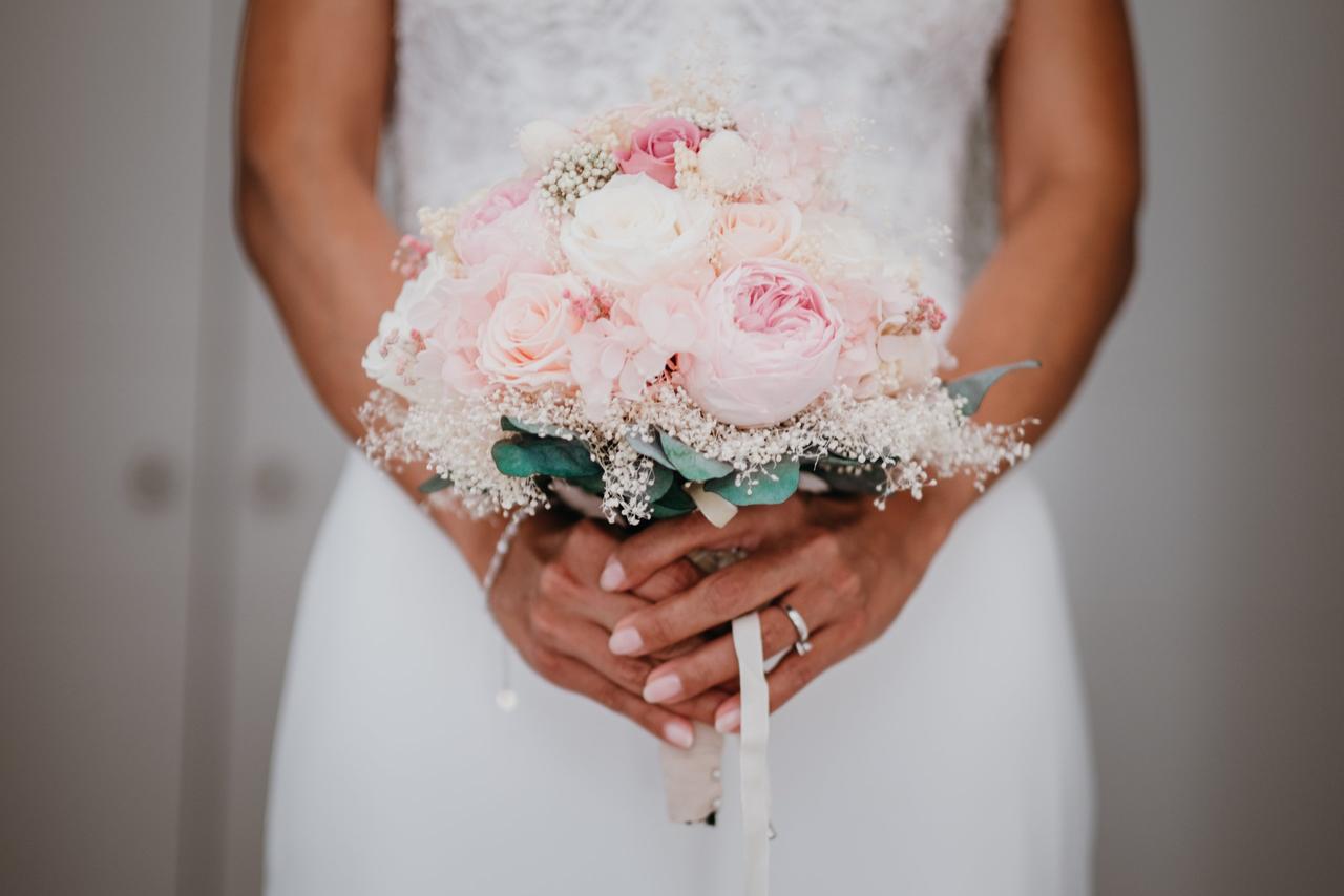 Ramo de novia con peonías y rosas de diferentes colores