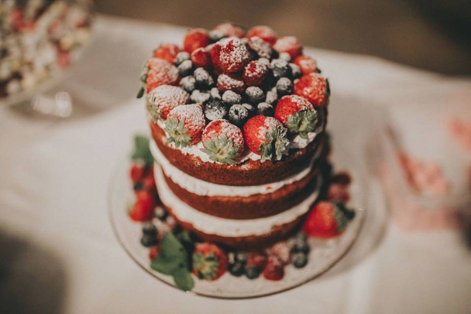 Tarta nupcial naked cake con fresas y frutas silvestres