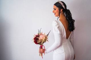 Coletas para bodas: novia con coleta baja con diadema