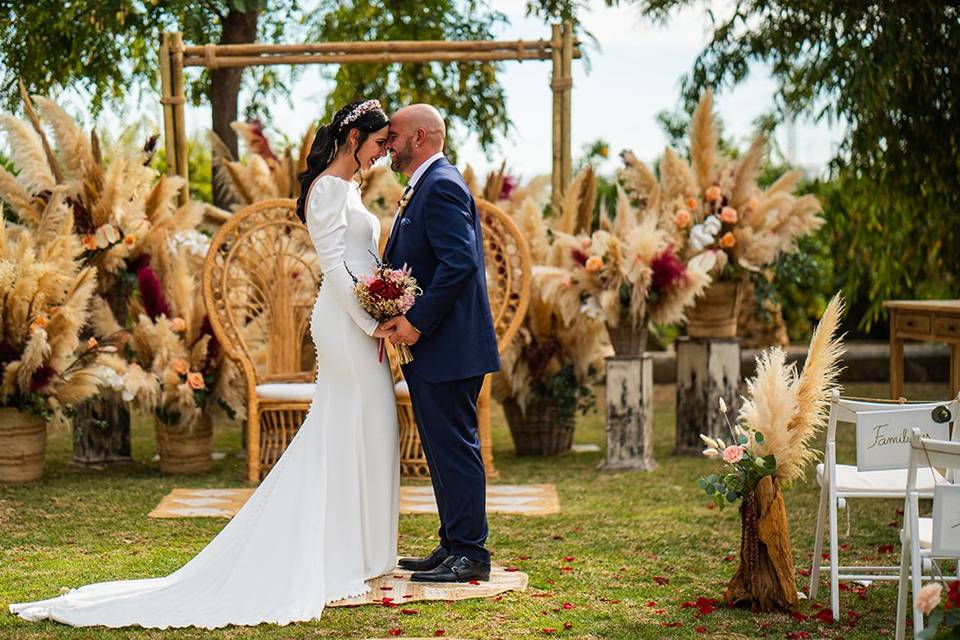 Casarse por el ayuntamiento: pareja en el altar de su boda civil al aire libre