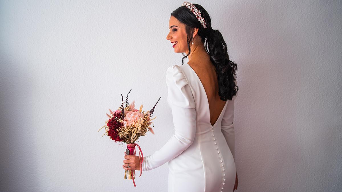 Coletas para bodas: novia con coleta baja con diadema