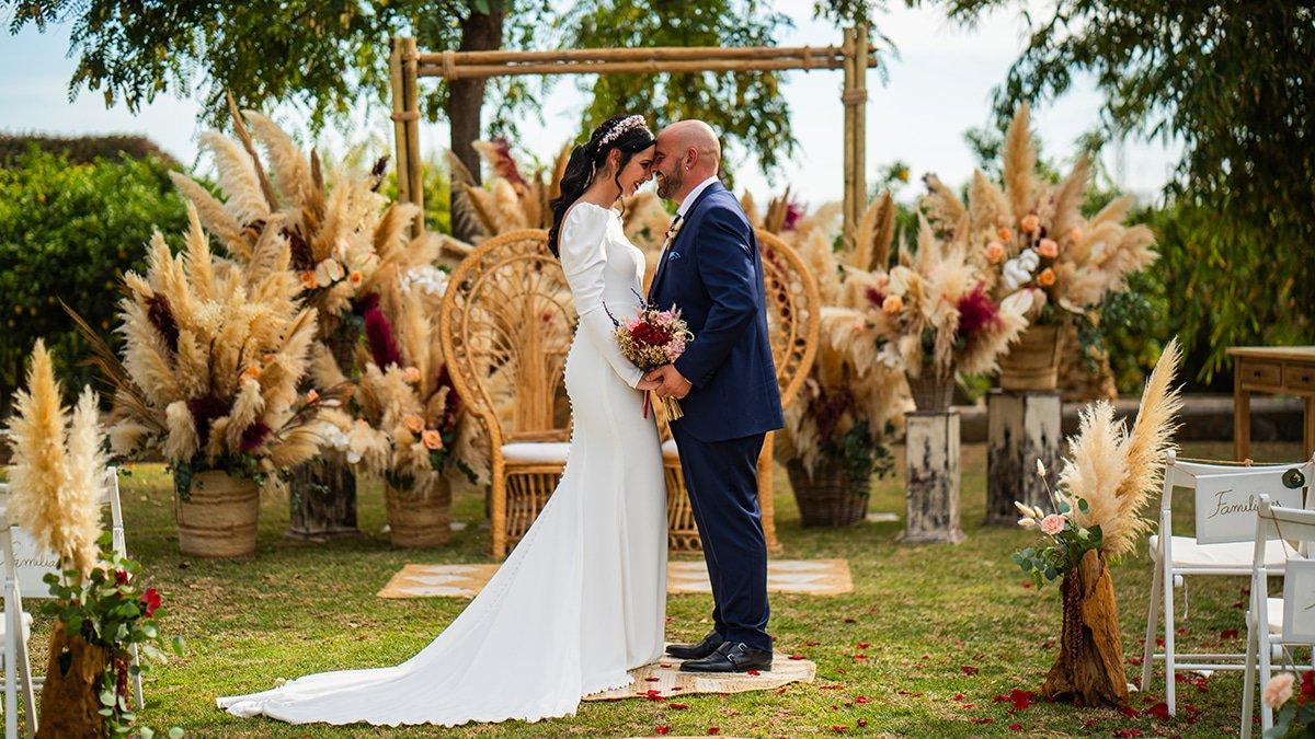 Casarse por el ayuntamiento: pareja en el altar de su boda civil al aire libre