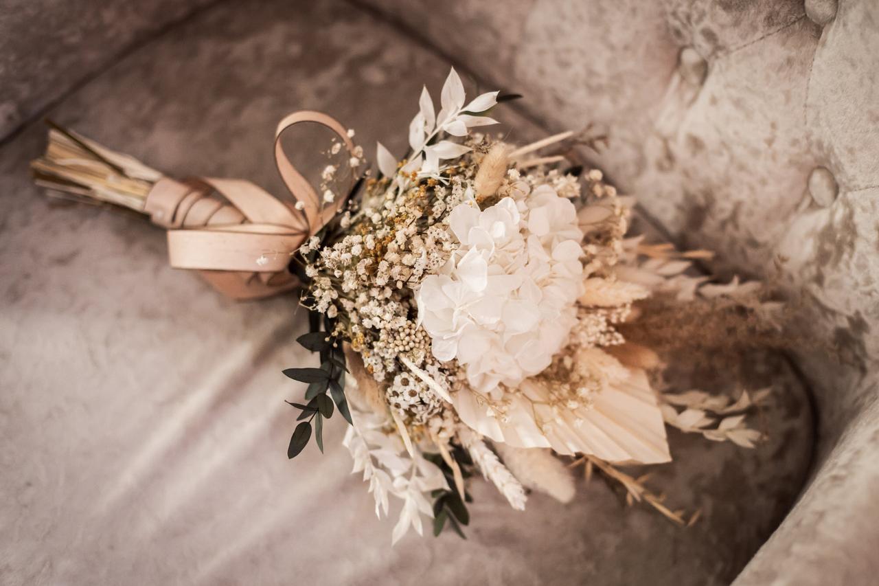 Checklist boda: primer plano de un precioso ramo de novia en tonos neutros