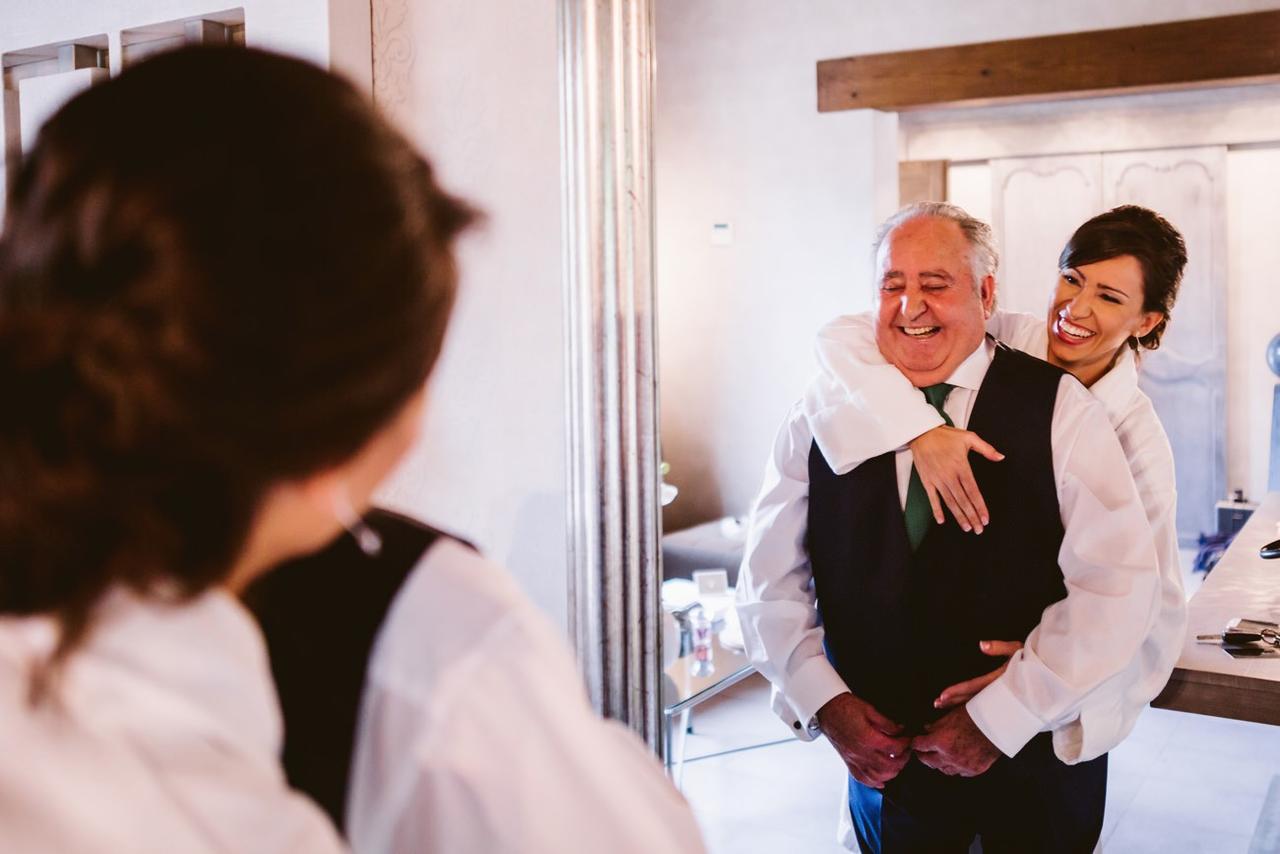 Fotos de padres imprescindibles en la boda: con la hija delante del espejo