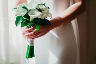 Bouquet de calas blancas con verde
