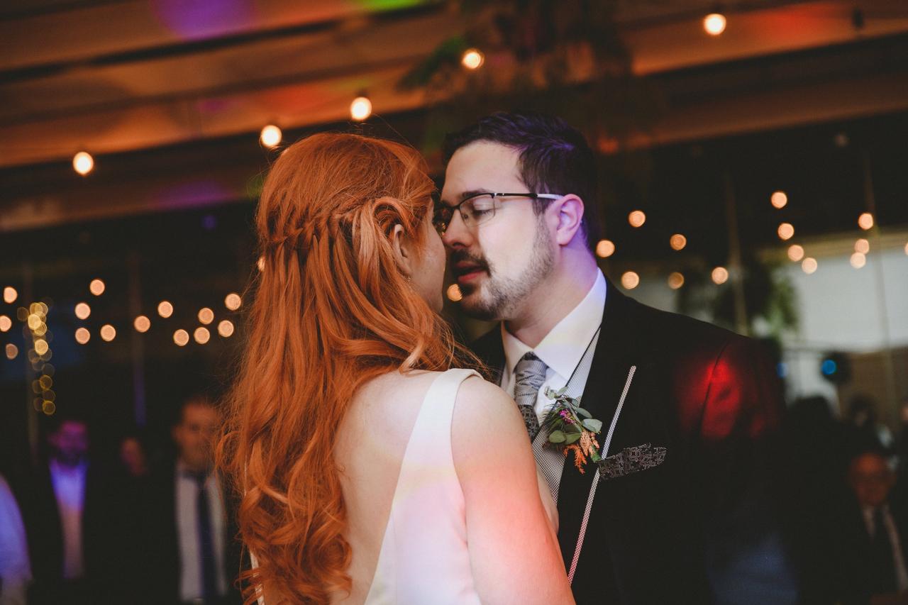 Chica con uno de los peinados de novias con trenzas y pelo suelto