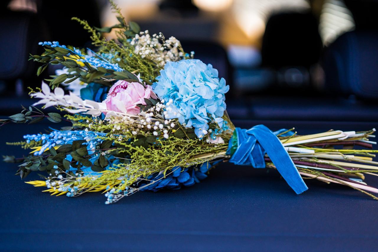 ramo de novia pequeño y sencillo con toques rústicos