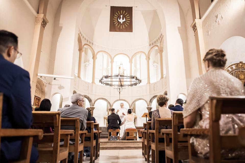 Interior de una iglesia durante la ceremonia de una boda religiosa católica