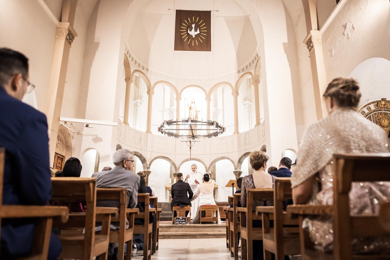 Casarse por la iglesia: interior de una iglesia durante la ceremonia de una boda religiosa católica