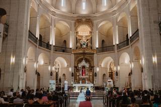 Lectura boda durante una ceremonia religiosa en una iglesia