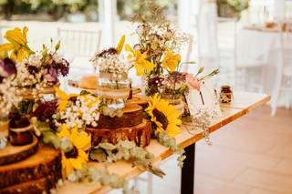 Centro de mesa de primavera en tonos amarillos con bases de árbol